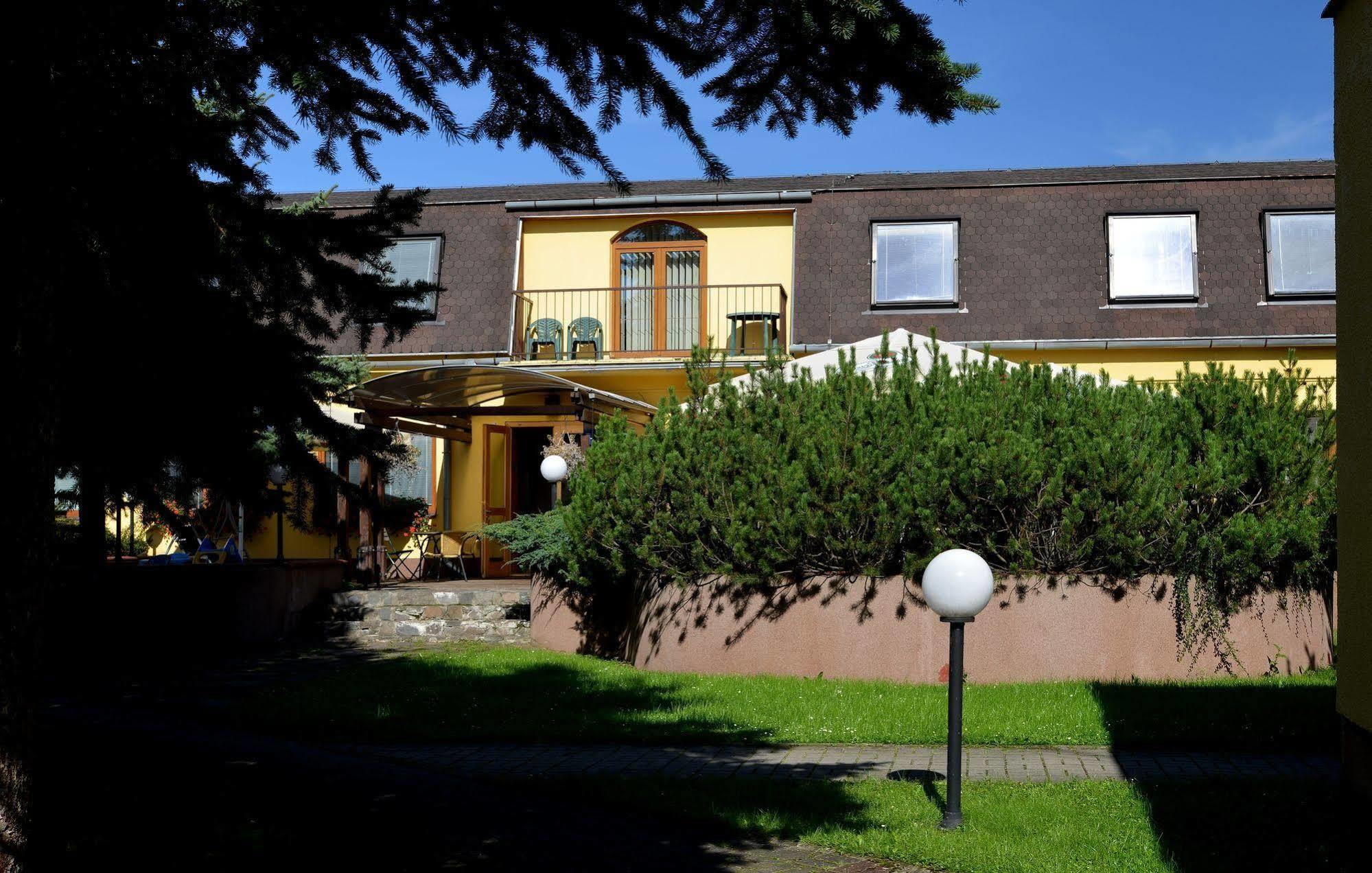 Penzion Agrothermal Besenova Bagian luar foto