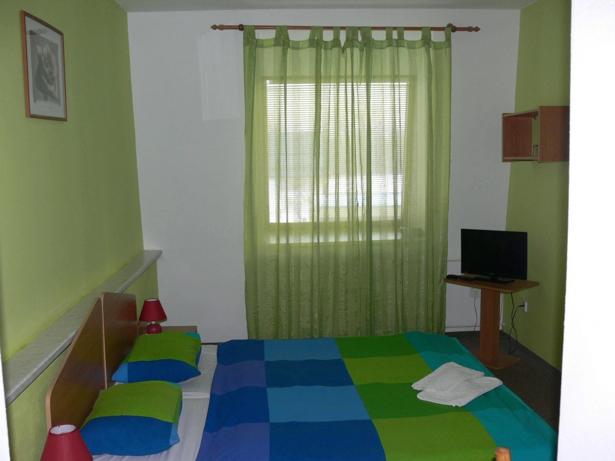 Penzion Agrothermal Besenova Bagian luar foto